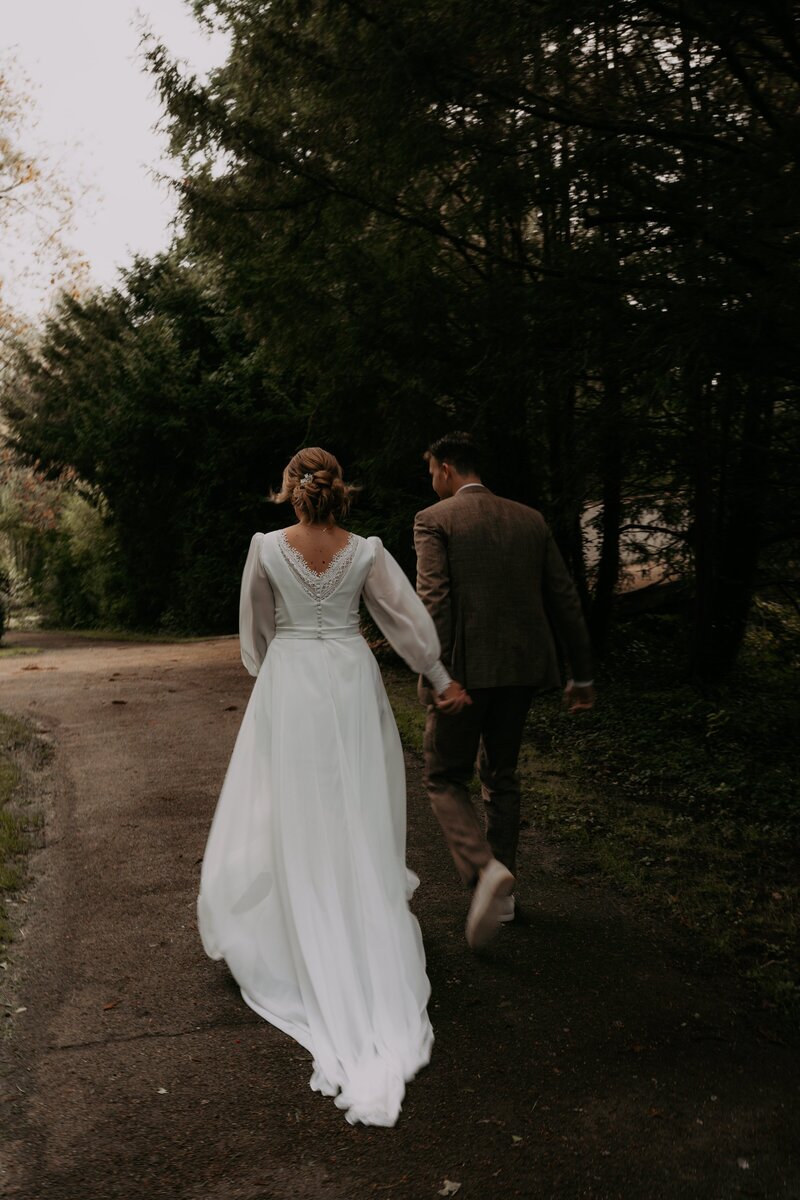 Bruidspaar rent onder bomen