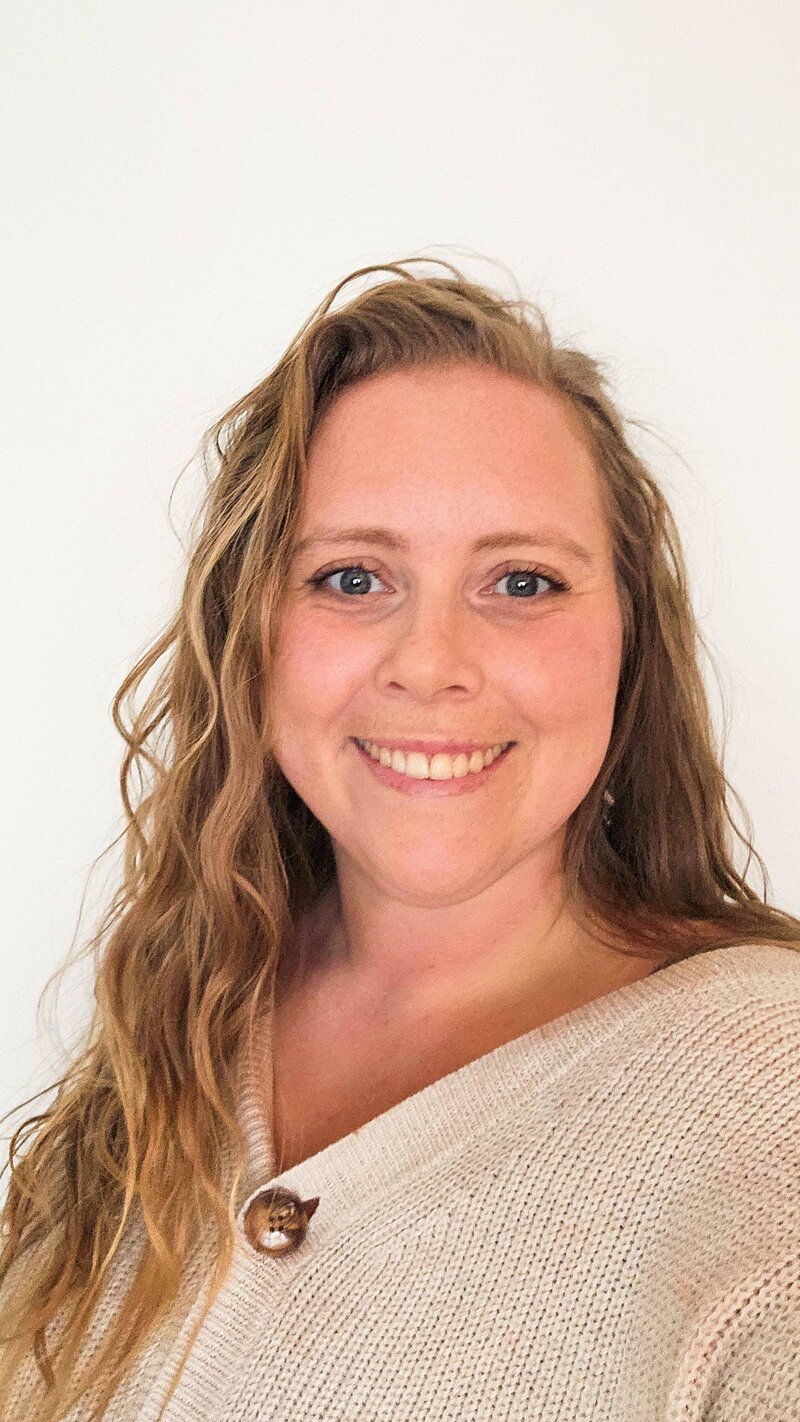 Stine Andersson Smiling about helping passively market with pinterest