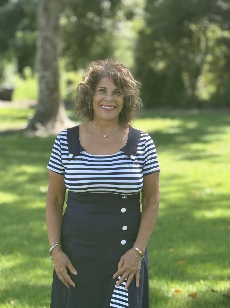 Zoe Schroeder, registered dietitian and fitness coach, smiling in workout gear, ready to guide clients through personalized fitness and nutrition programs.