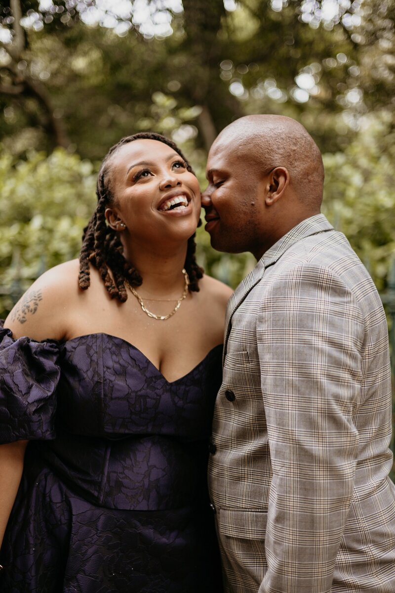 laughing wedding couple in Company's Garden