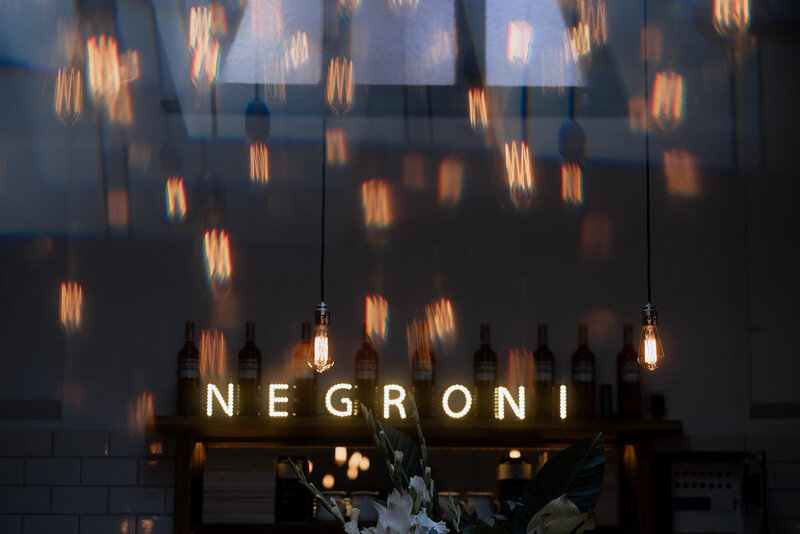 Negroni Leuchtlogo im Dom Grill Kitchen Karlsruhe