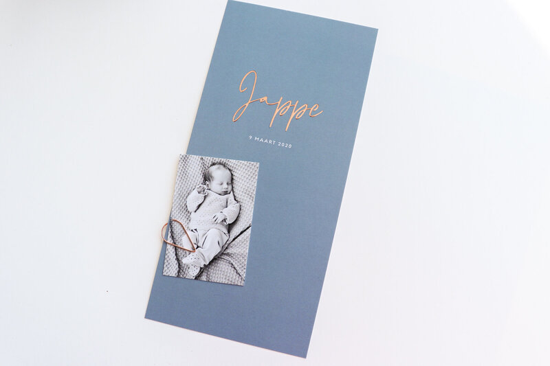 Grijsblauw-minimaltisch-geboortekaartje-Jappe-met-foto-8