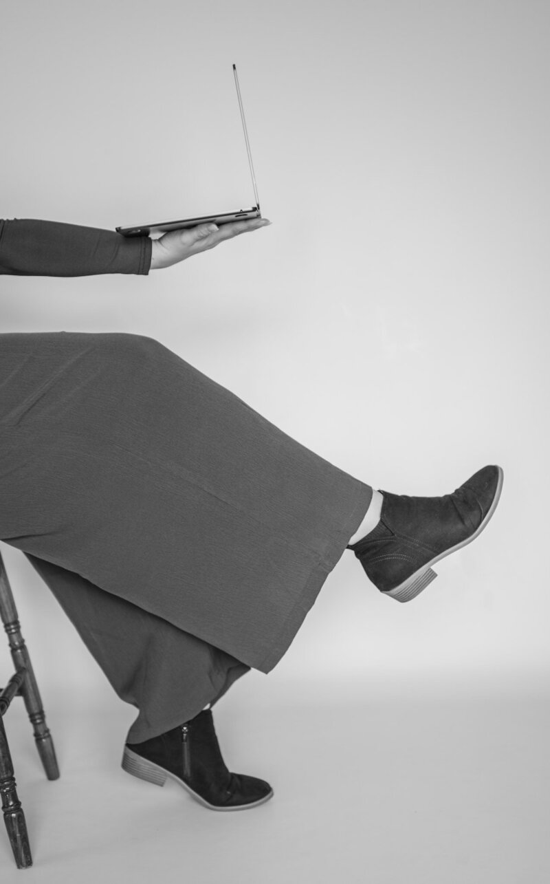 Social media strategist helping health professionals grow their business without burnout or hustle culture.