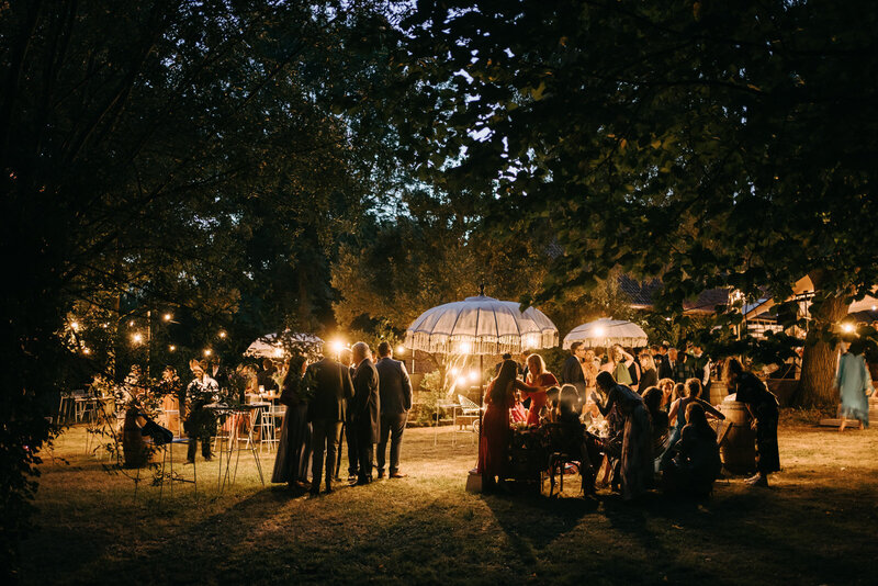 bohemian ceremonie in industriele trouwlocatie