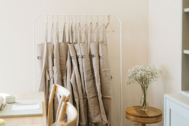 kolme keramaista valkoista mukia