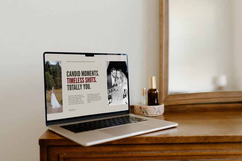 Ein Tablet mit einer geöffneten Website, die ein modernes Design für Selbstständige zeigt. Im oberen Bereich der Website ist ein großes Hintergrundbild eines Bergpanoramas zu sehen, kombiniert mit der Headline 'Catching Unforgettable Memories'. Darunter befinden sich ein Portfolio-Bereich und eine klare Navigation.