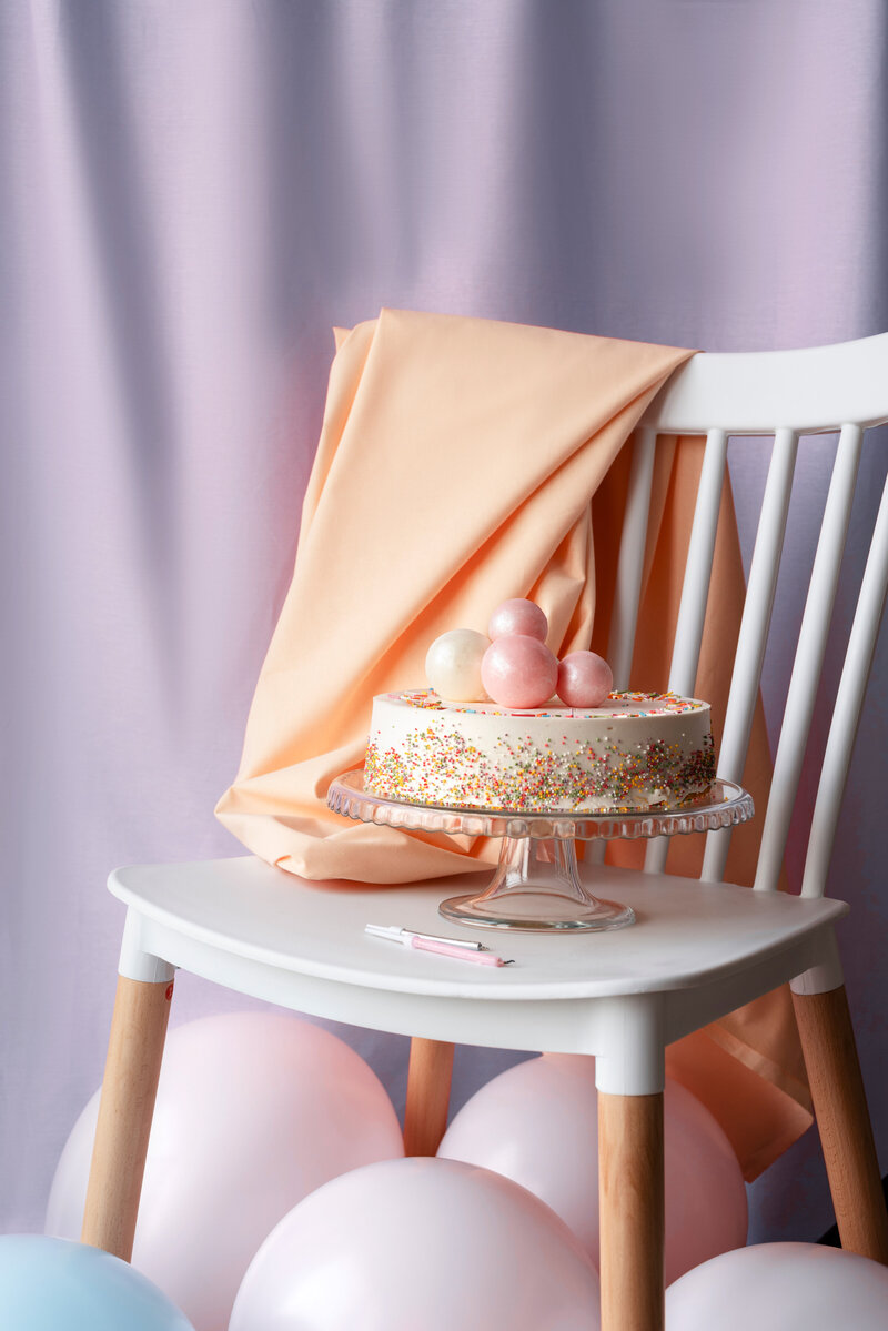 cake-birthday-event-chair-with-balloons_retouchée