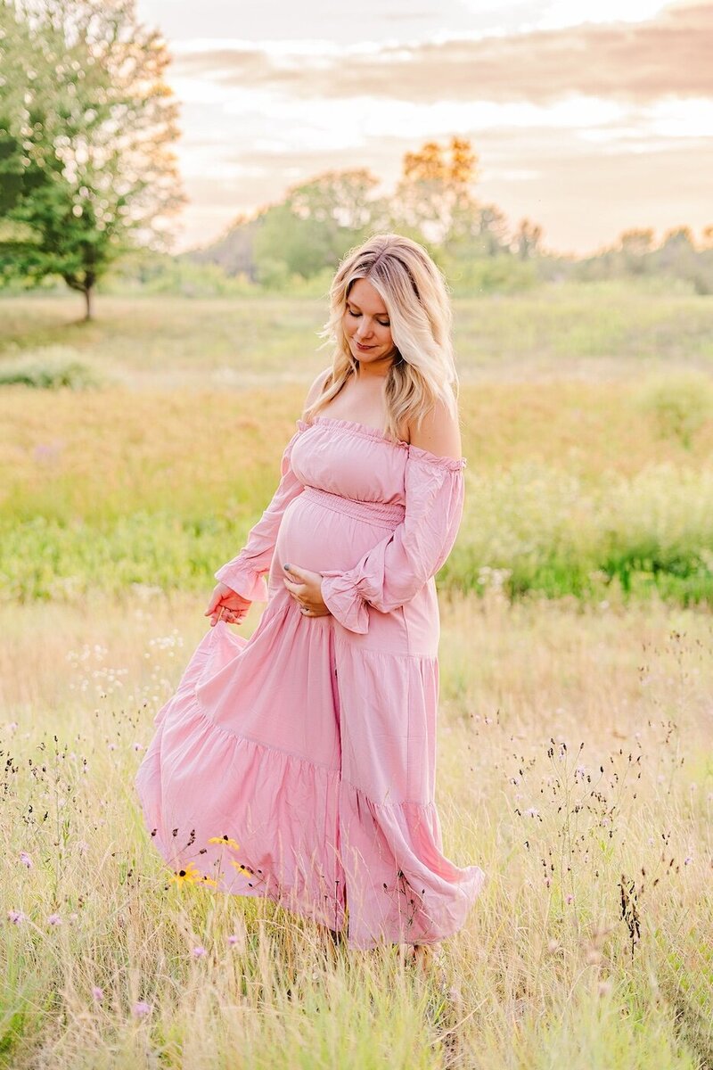 maternity photography eau claire wisconsin field