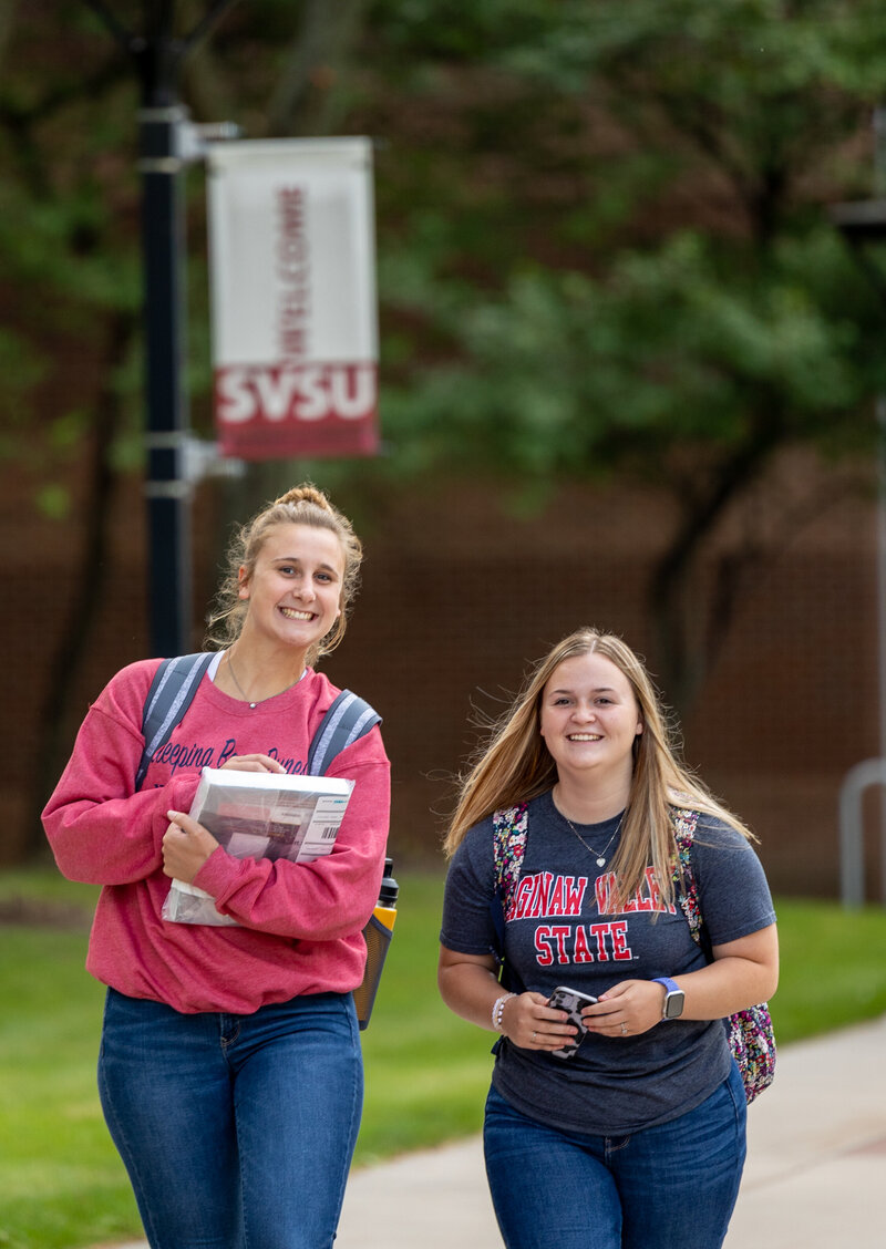 083022 Student candids in presidents courtyard by Madison Thomas-27