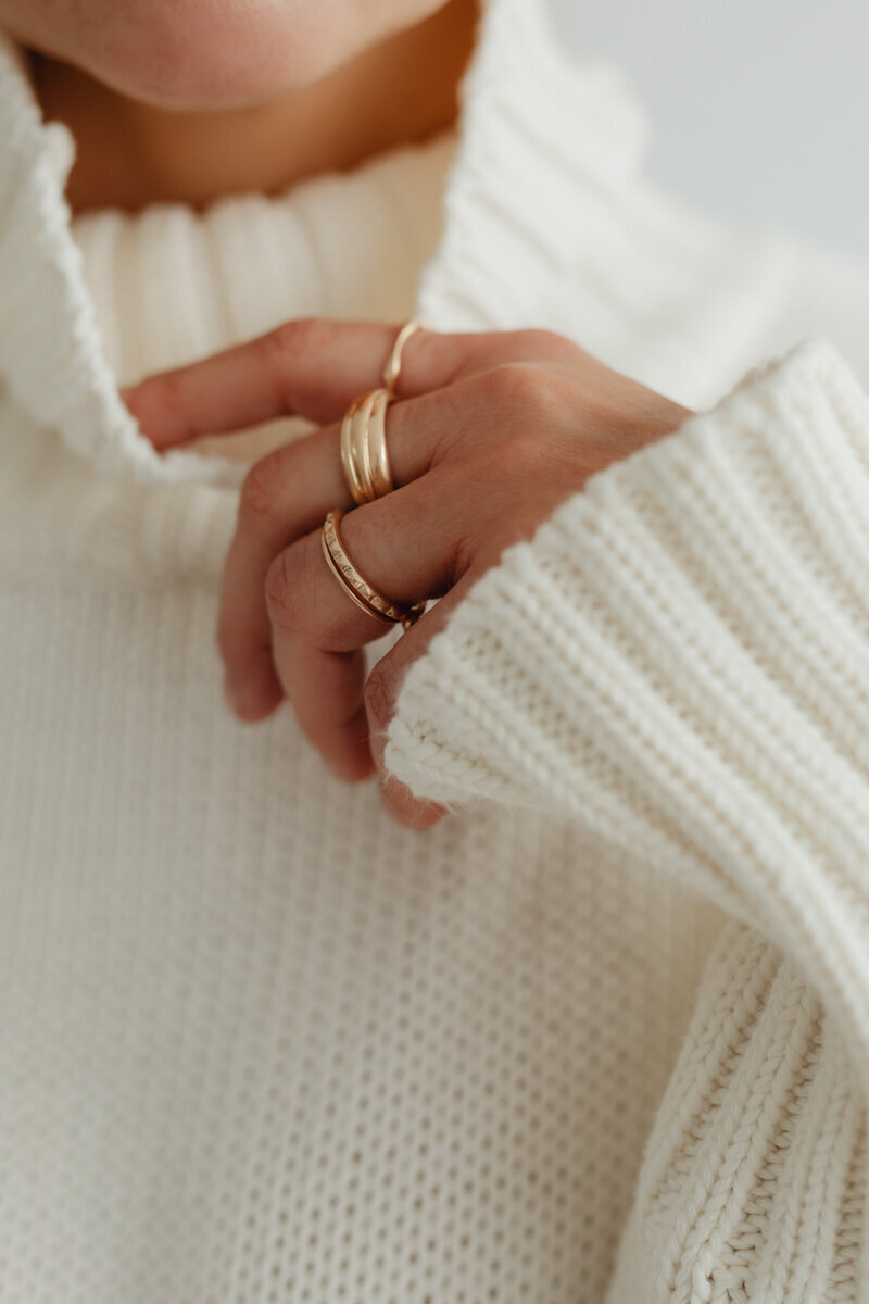 kaboompics_woman-in-white-sweater-gold-rings-jewelry-29420_1