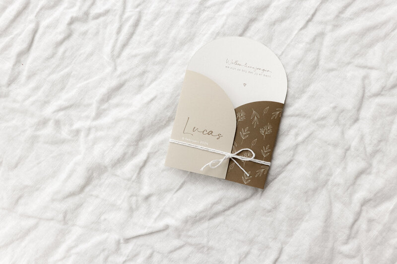 Geboortekaartje-ronde-vormen-Lucas-beige-stans-5