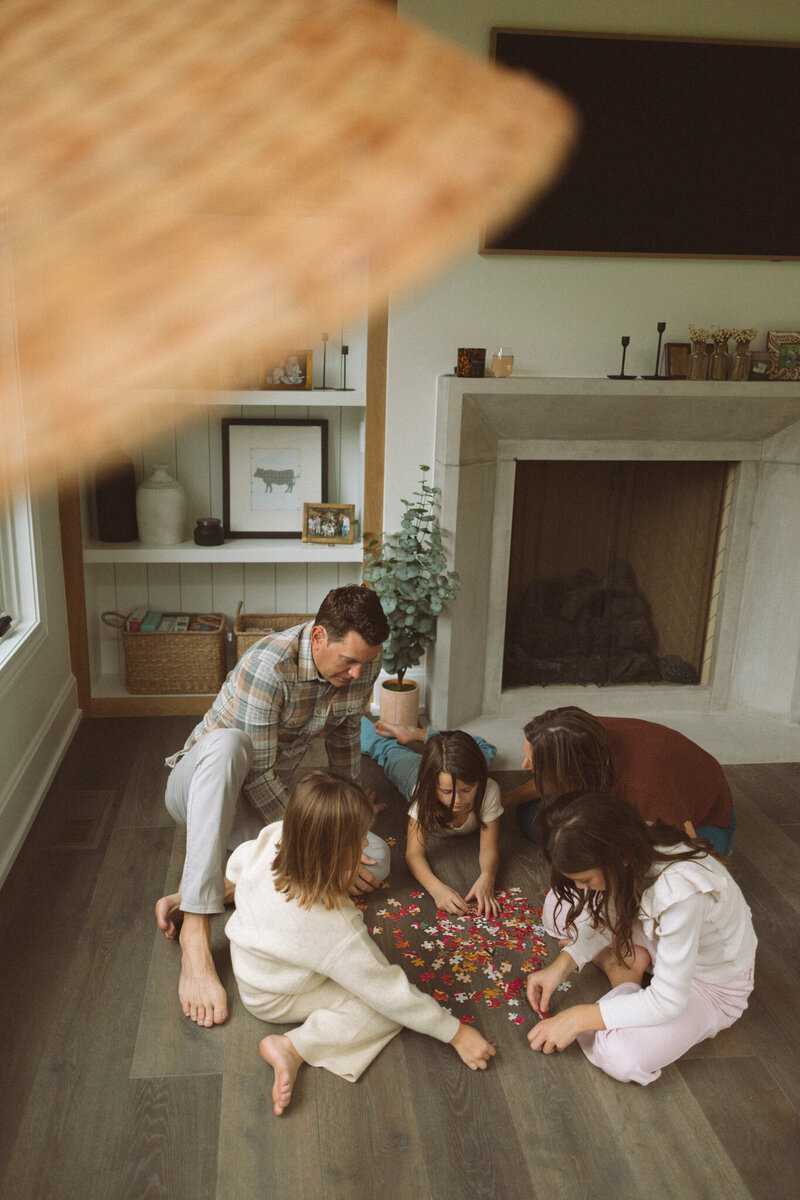 family playing with a puzzle, moment captured by birmingham, michigan photographer