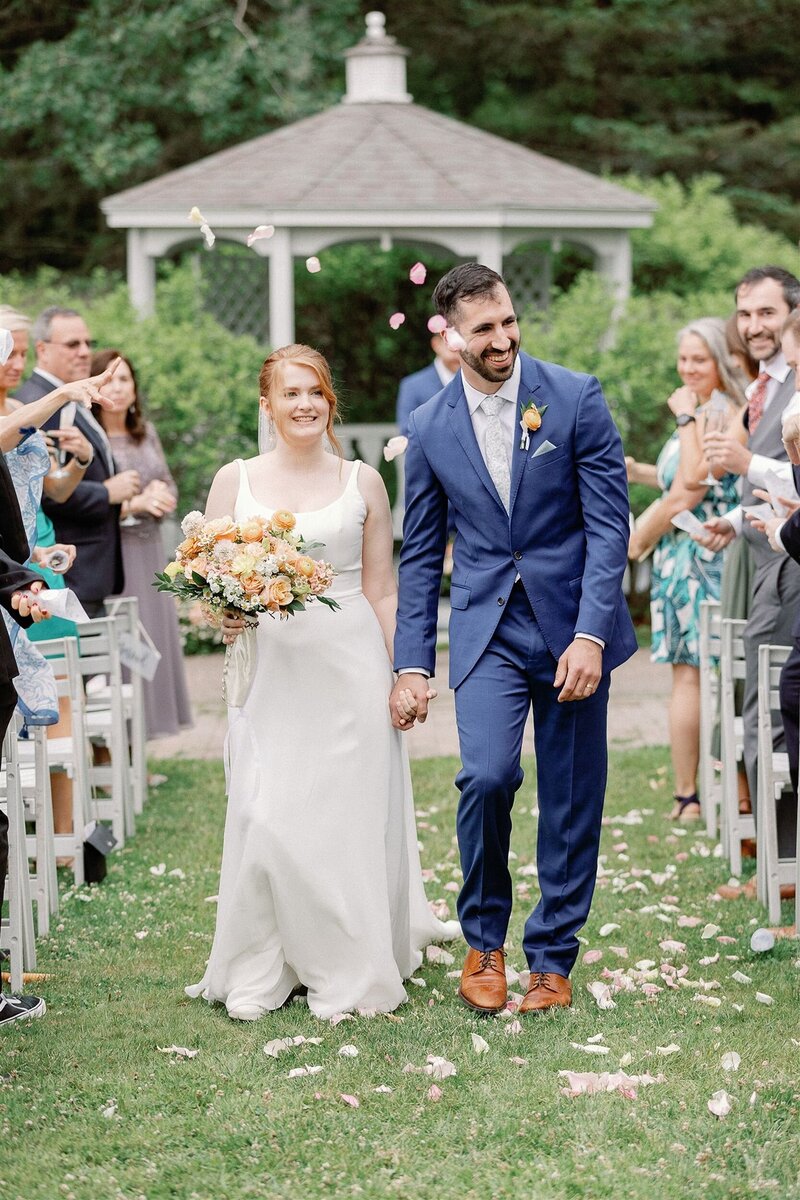 Linnea and Peter walking back up the aisle