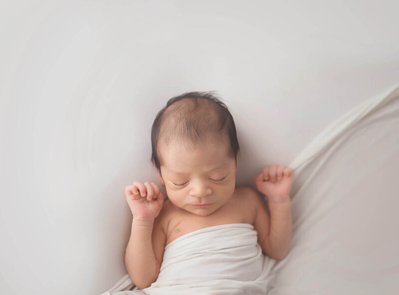 San Diego newborn photographer, Tristan Quigley captures a sweet sleeping baby