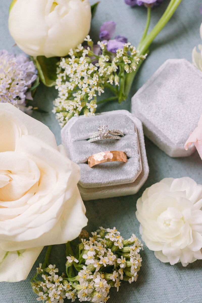 Wedding rings with flowers