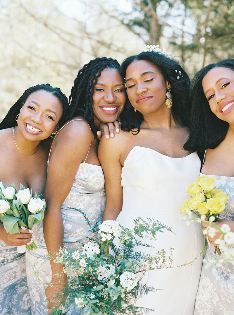 bride-with-bridesmaids-wedding-phoitography