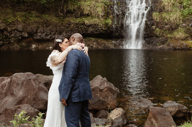 IzabelaIPhoto_Carly+John_waterfall_5-27-25-10