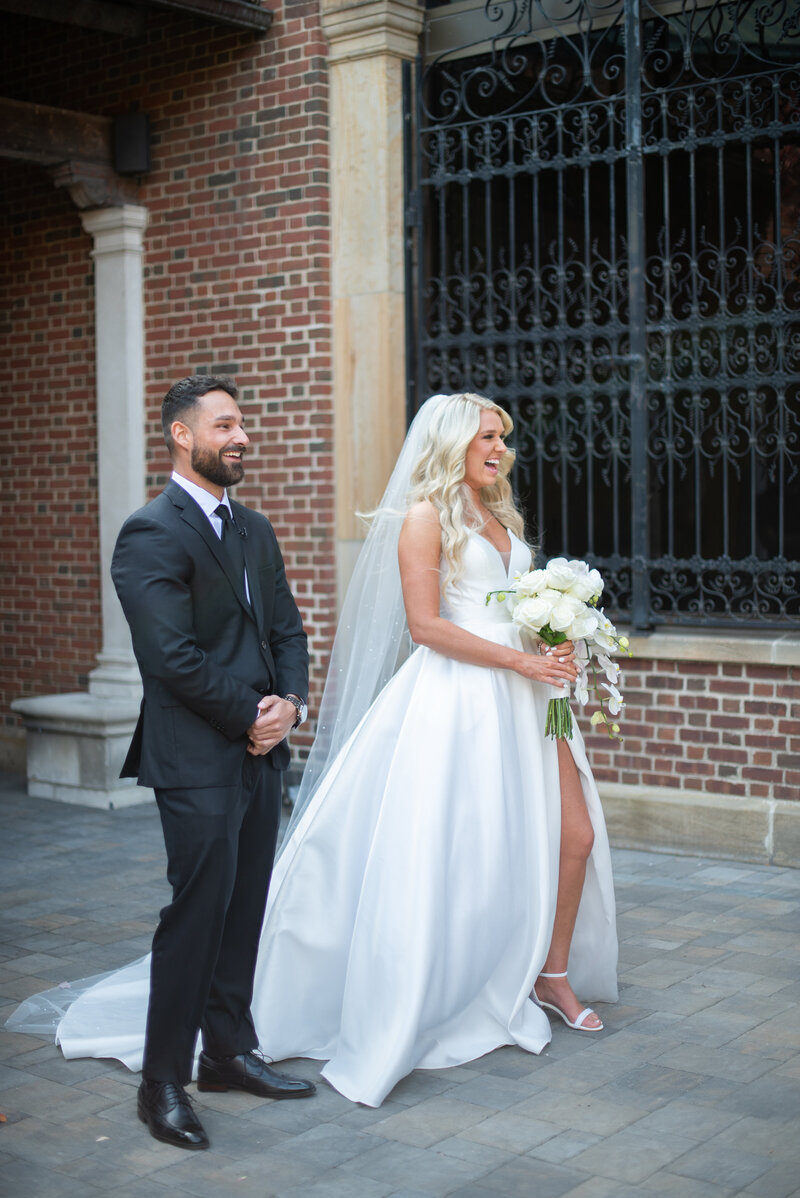 sarah-elizabeth-studio-ohio-wedding-photographer-dayton-art-institute-hardy-wedding-first-look-groomsmen-10