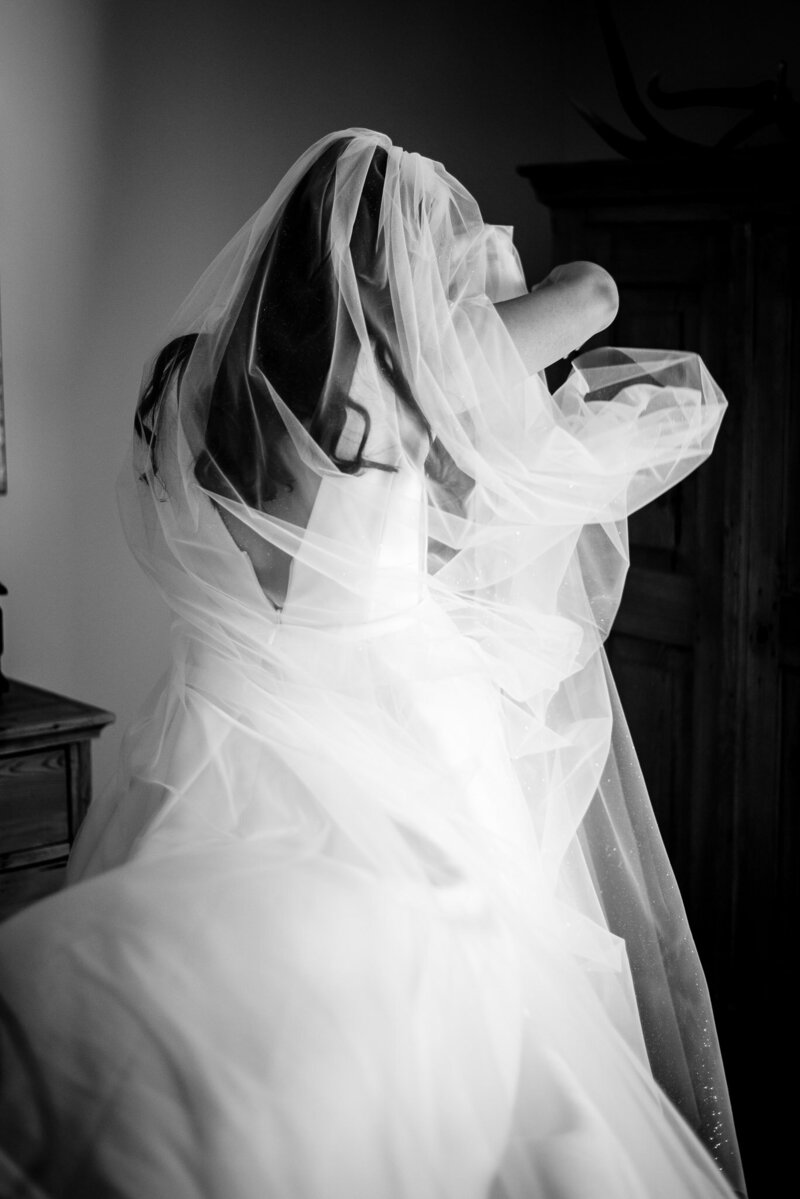 Braut zeiht brautkleid an vor ihre Hocheit in Straubing