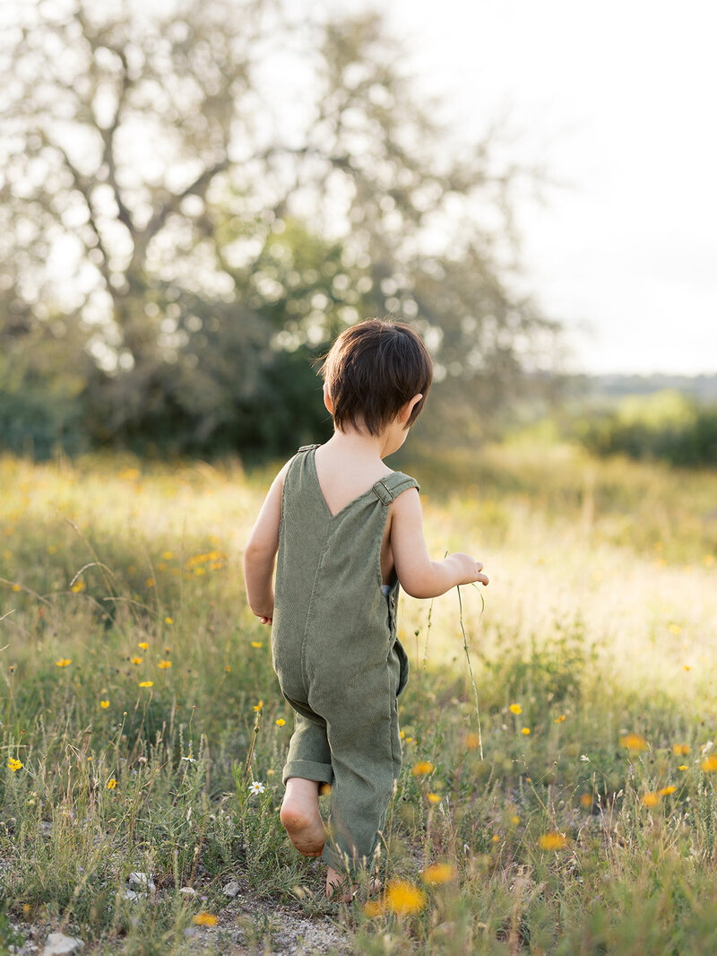 boy-walking-joshua-springs-cibolo-texas-photographer