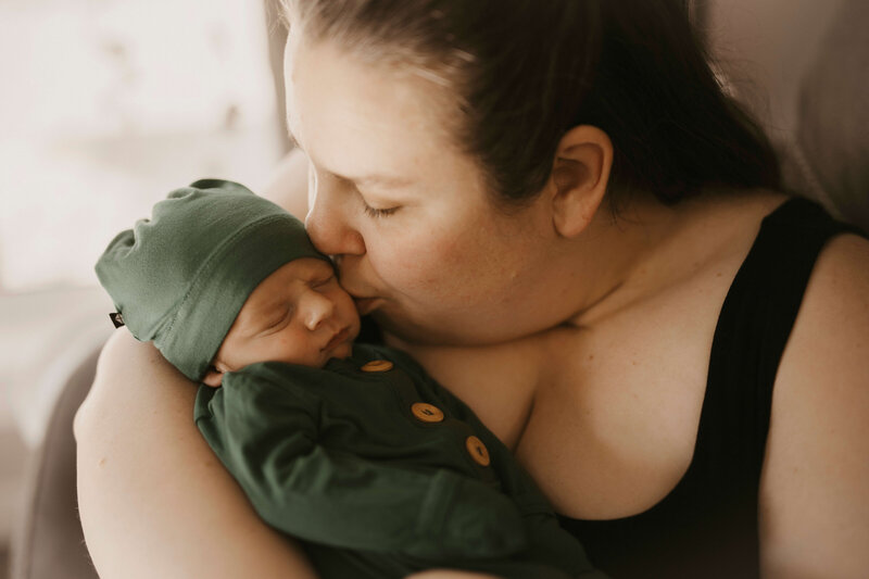 Newborn-Session-Kiss