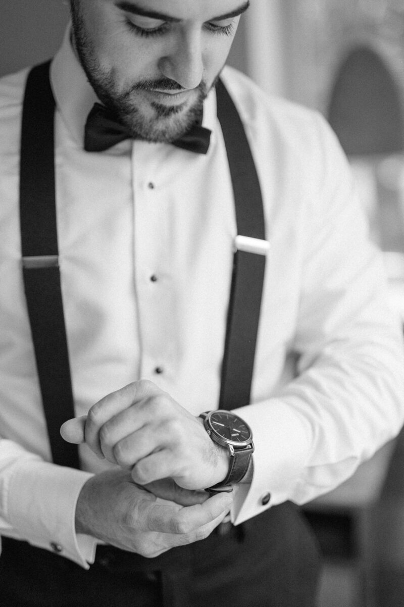 The groom adjusts his stylish watch during his preparations in Montérégie — an elegant and symbolic gesture reflecting the attention to detail in a polished and sophisticated wedding