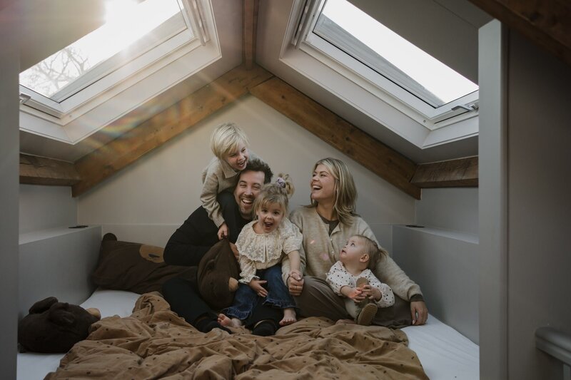 Lifestyle portret van lachende vrouw in ontspannen setting, gefotografeerd door Beau à Bo - natuurlijke portretfotografie met aandacht voor puurheid en emotie