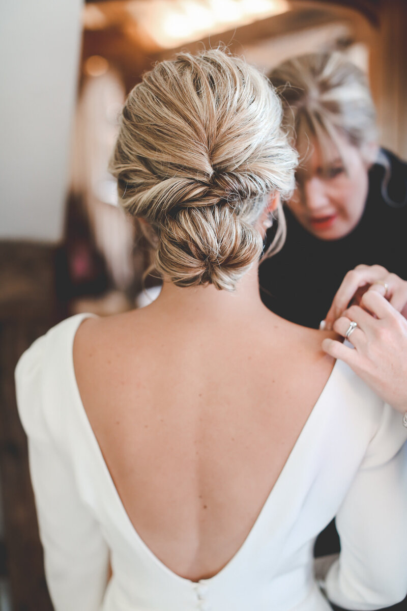 PORTRAITS_CAIN-MANOR-BRIDE-GETTING-READY-LOW-BACK-DRESS_0012