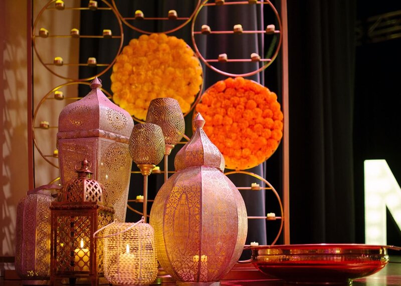 A mehndi arrangements with moroccan lanterns and candles