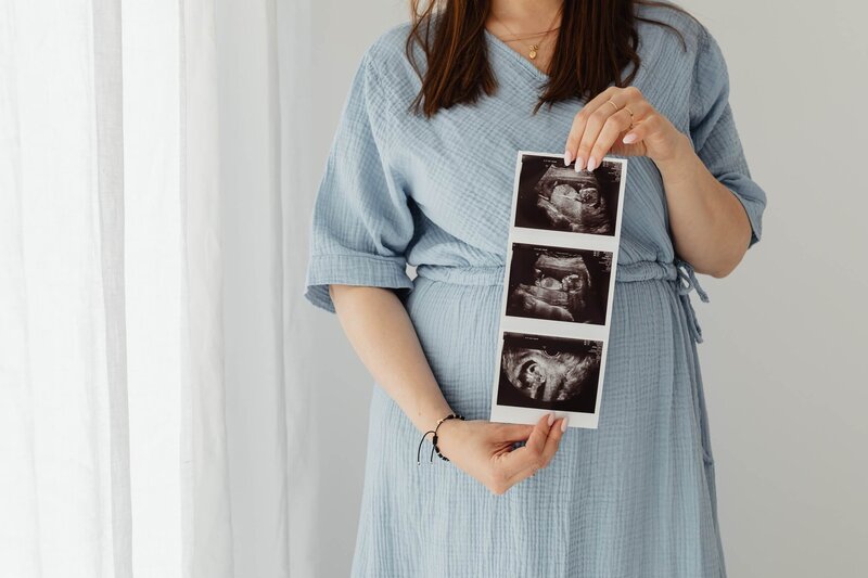 kaboompics_young-pregnant-woman-with-ultrasound-photos-26774