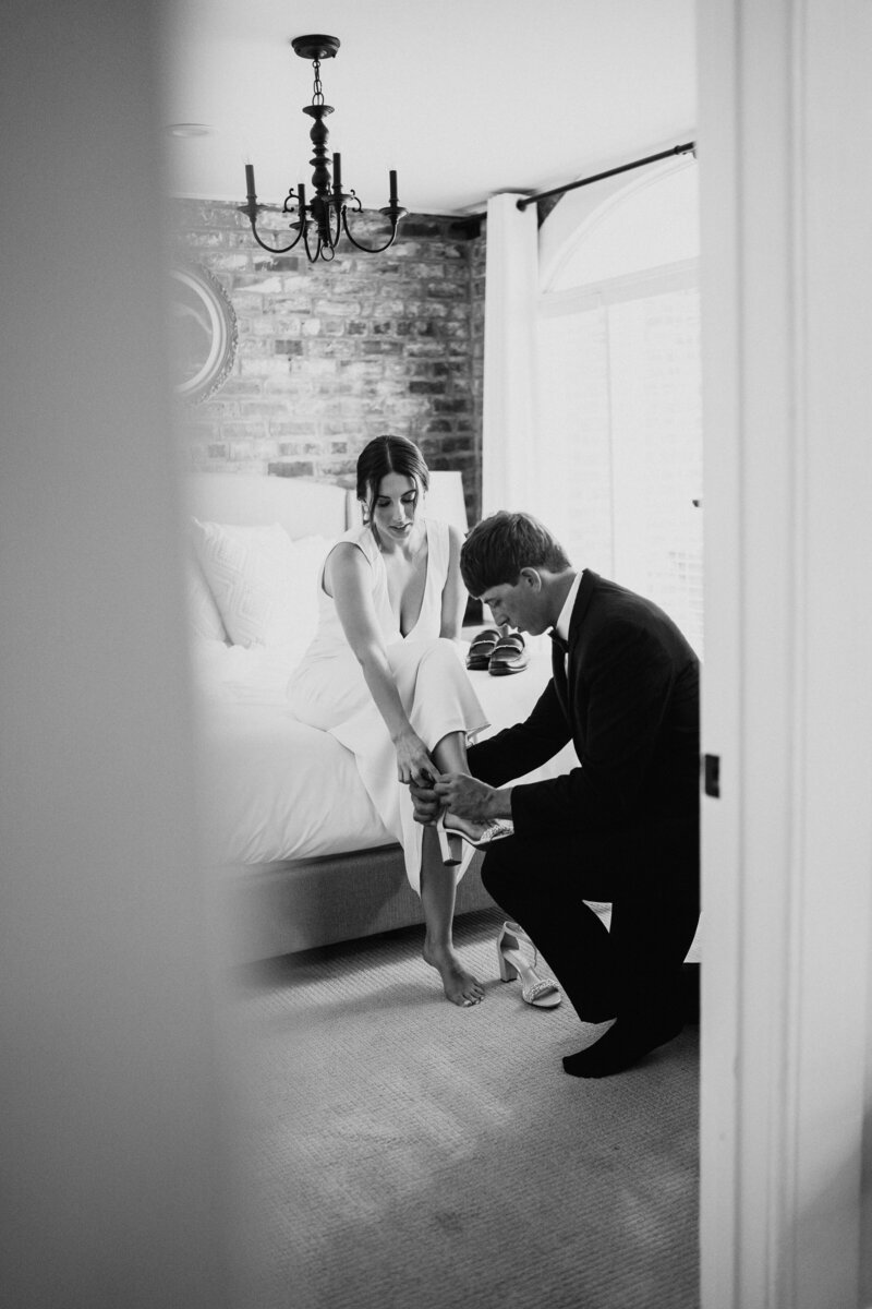 savannah-georgia-wedding-couple-getting-ready