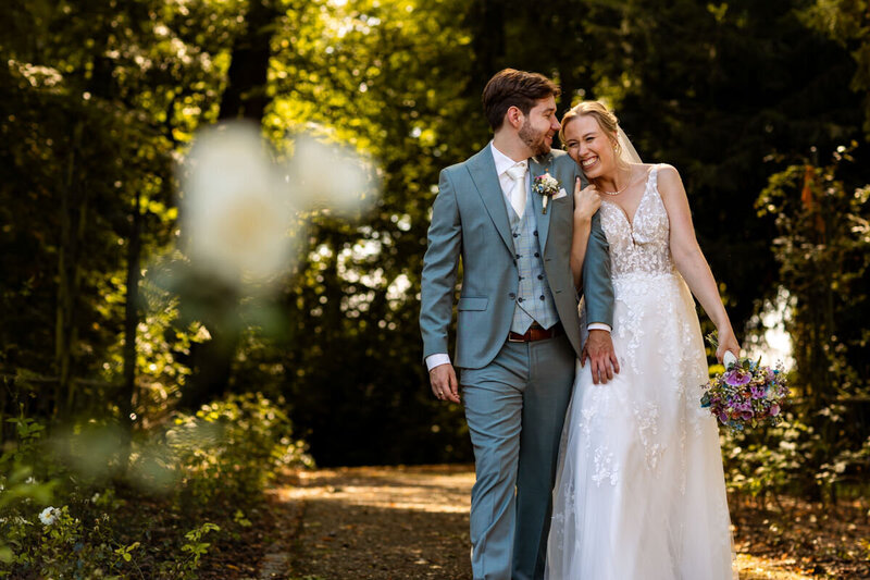 Trouwfotograaf uit Limburg bij bruidspaar in het park