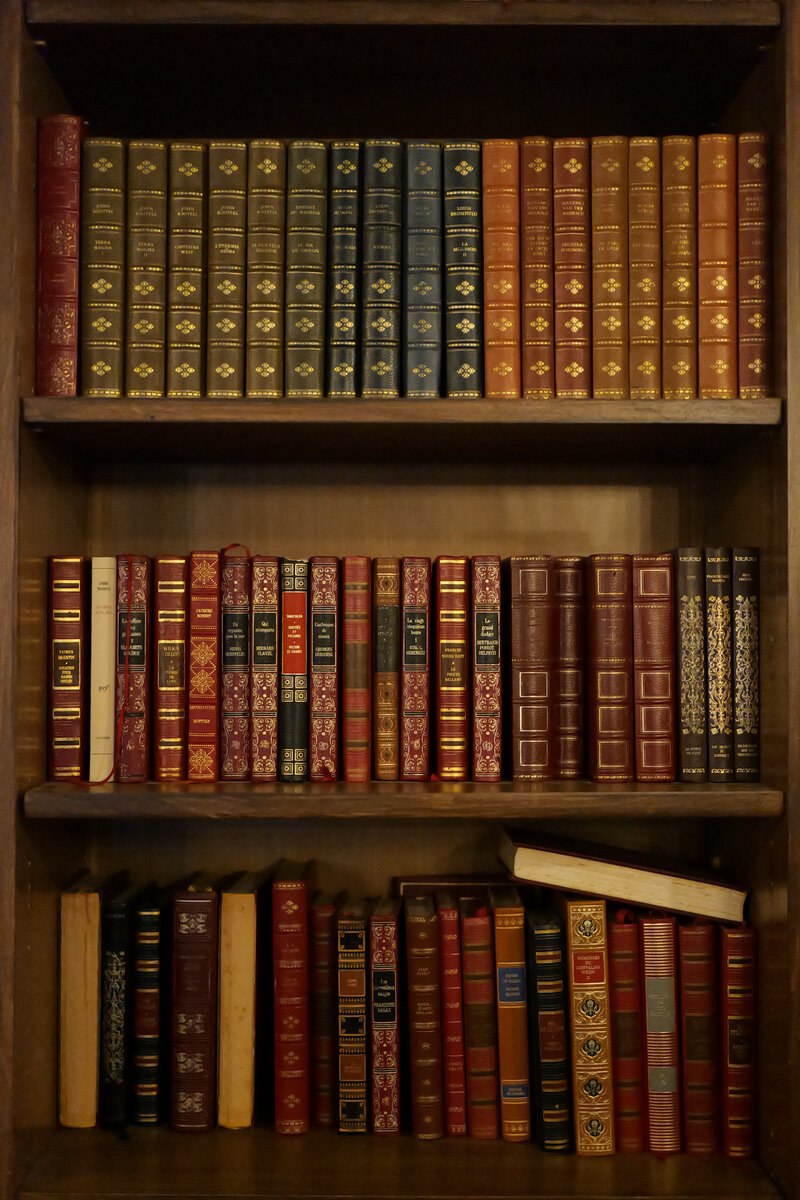 Warm and literary ambiance at Bistro des Livres in Paris, a gourmet bistro near Notre-Dame combining culture, conviviality, and the French art of living.