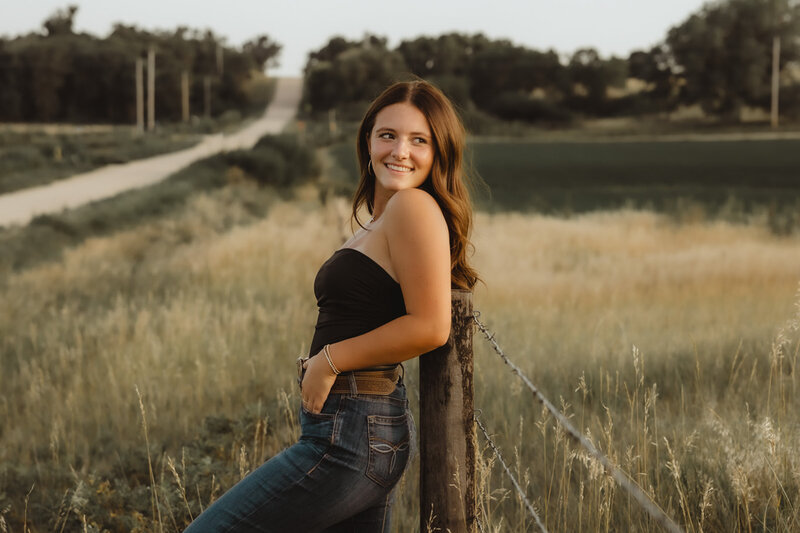 kansas-senior-in-pasture