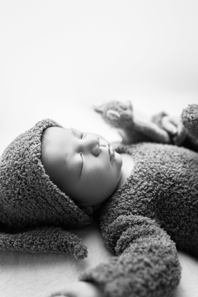 newborn black and white photo Emmy Medrano  Photography bay area