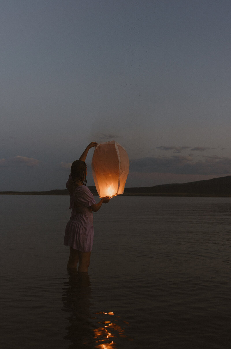 cinematic-lantern-forest-lake-portrait-session-judith-photo-co-213