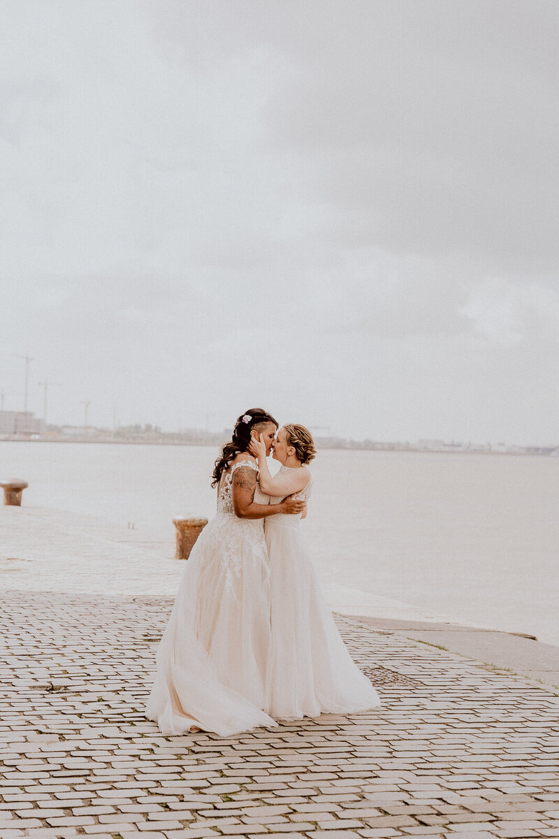 Glamora bridal styling, feestmake-up en kapsels. Make-up artist Antwerpen. Haar kleuren, krullend haar kapsalon Antwerpen. MUAH aan huis.