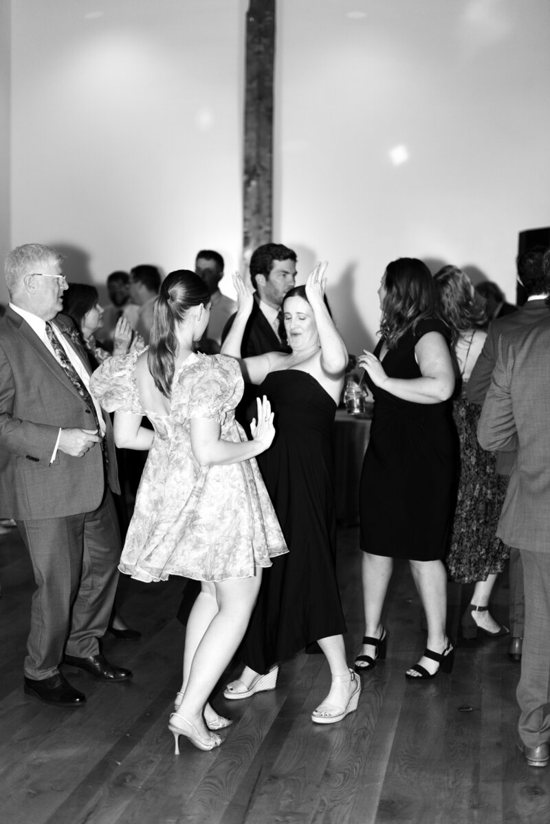 sarah-elizabeth-studio-ohio-wedding-photographer-the-landing-cummins-wedding-saturday-the-party-8