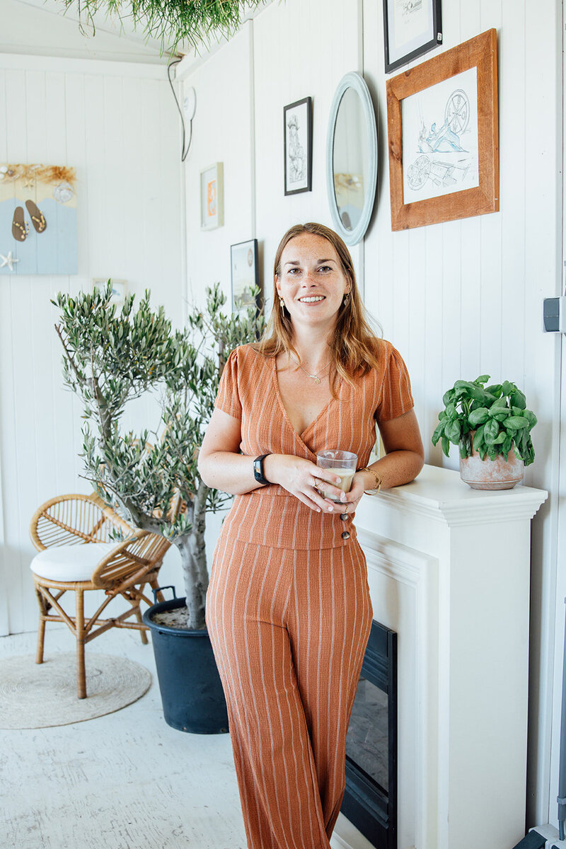 Foto van Eva, oprichtster Eveschrijven, met koffie in haar hand.