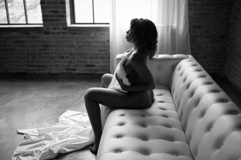 Black woman posing for a boudoir photoshoot