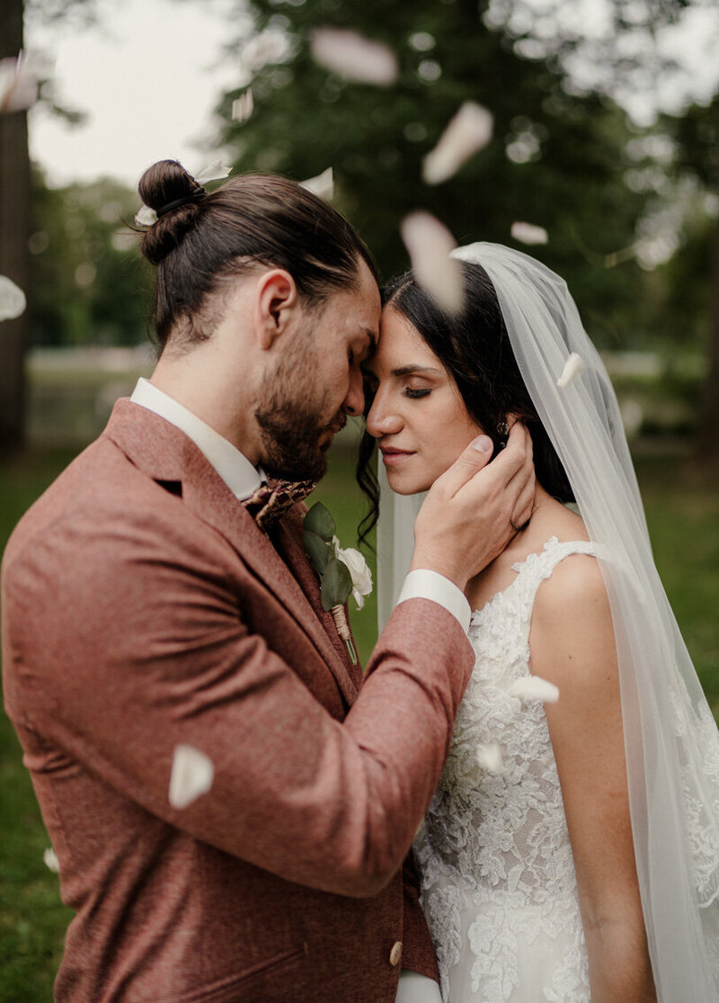 Mariage intime au printemps en région parisienne, moment de complicité capté avec douceur par un duo photographe vidéaste