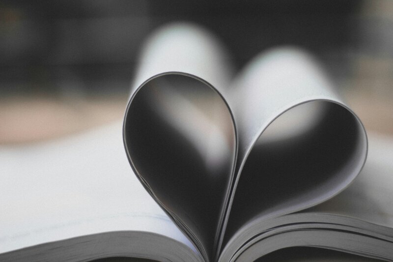 Gros plan sur les pages d'un livre qui forment un coeur au milieu du livre