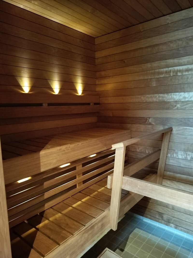 Rakennuspalvelu Mikko Hautalan toteuttama sauna- ja kylpyhuoneremontti. Kuva valmiista saunasta.