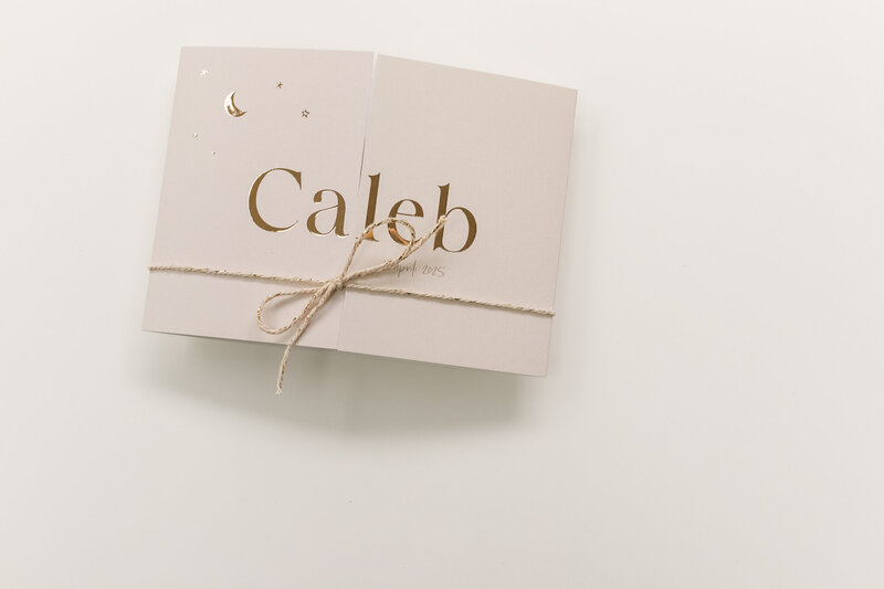 Beige-tweeluik-geboortekaartje-goudfolie-Caleb-met-maan-sterren-6