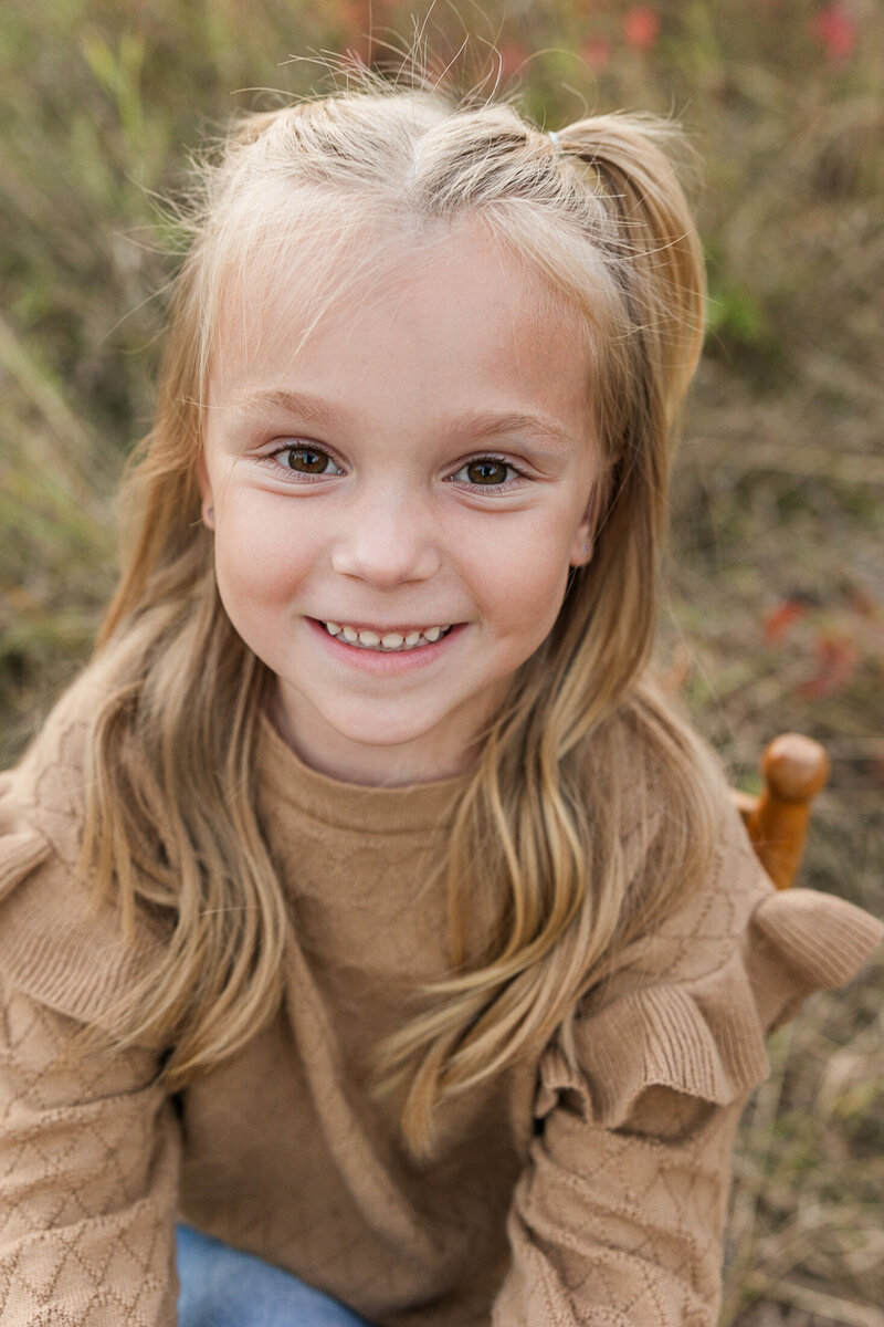 2024 krystal-moore-photography-moose-jaw-fall-family-session-with-red-leaves-11