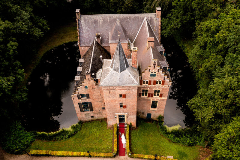 Drone foto van bruidspaar bij Kasteel Wijenburg  in Echteld
