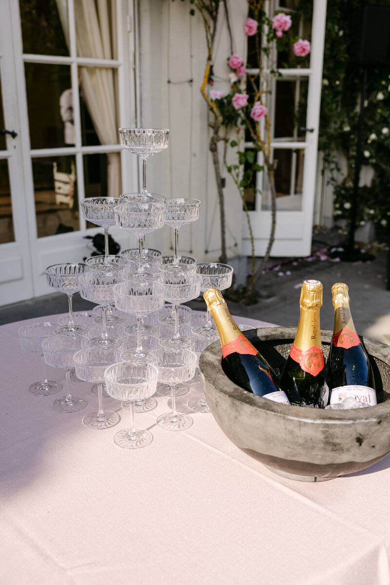 romantische trouw met champagne toren in een kasteel in Chateau De La Hulpe terhulpen. Met bridgerton thema