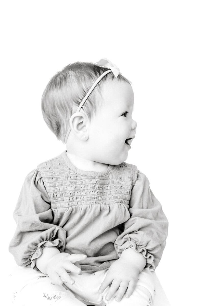 playful-childhood-portrait-blackandwhite-whiletheyarelittle-018