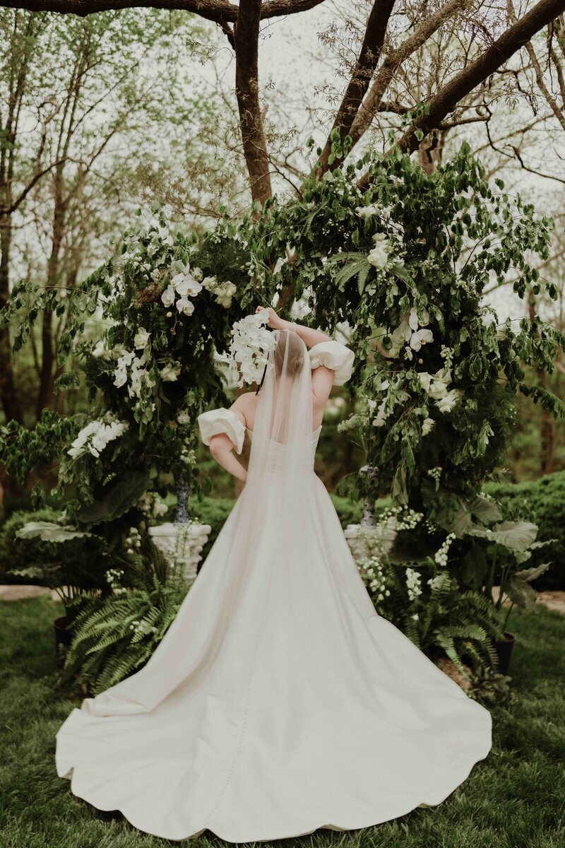 modern-minimal-wedding-flowers (285)