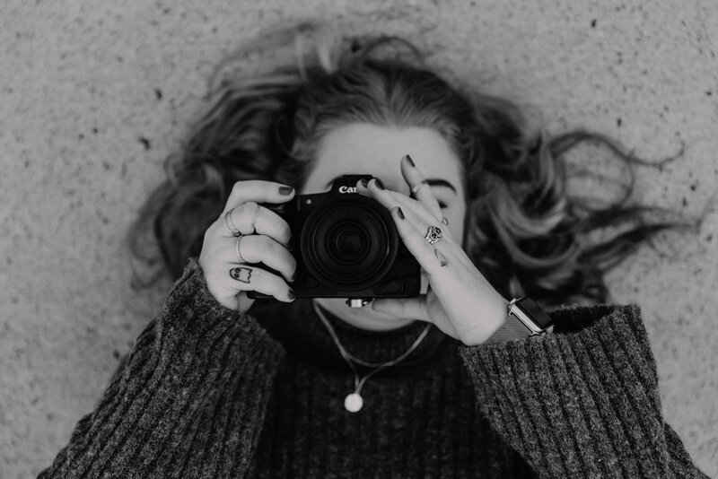 Liss Flare photography, portrait with camera in flowers